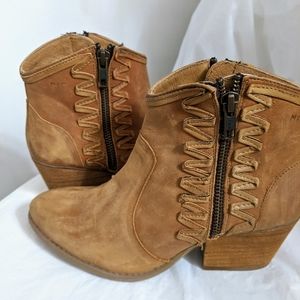 NWOT Musse & Cloud Ankle Boots